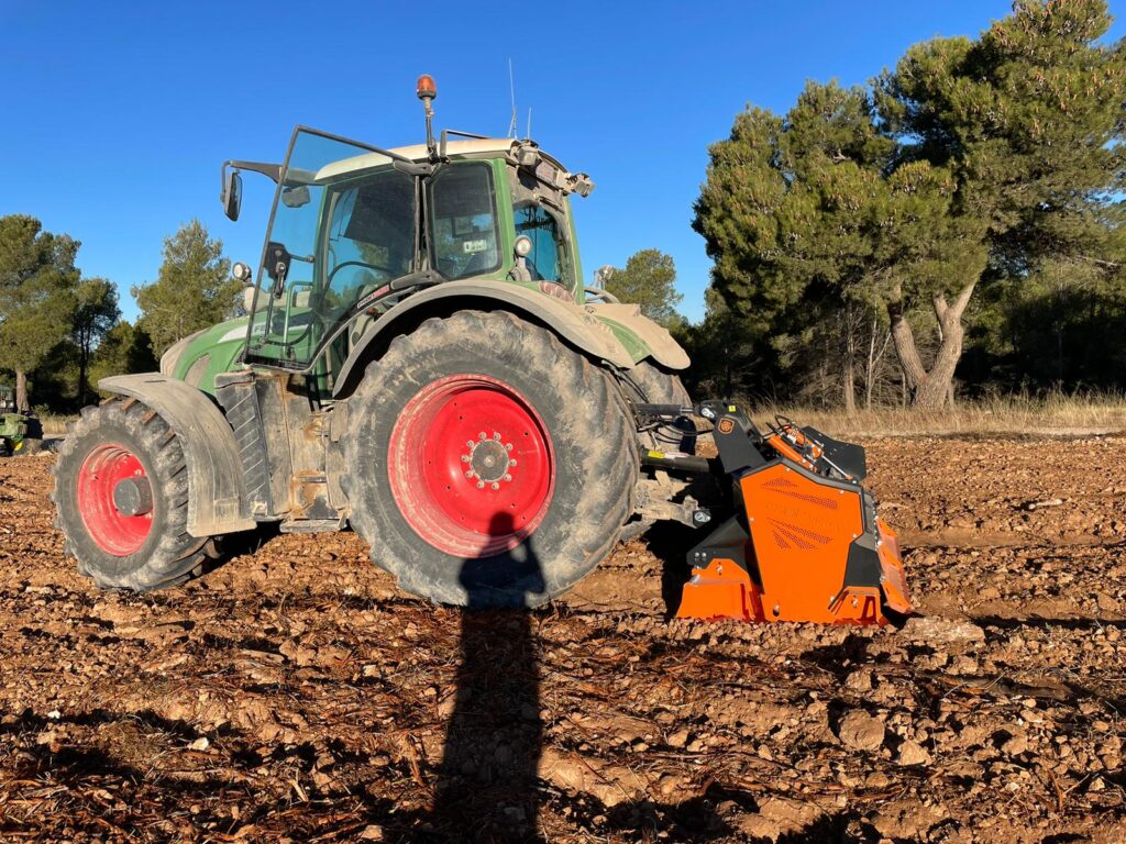 Tractor triturando piedras